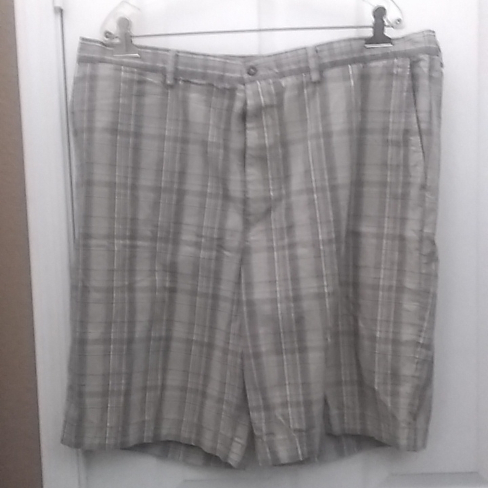 FINAL MARKDOWN Men’s roundtree and Yorke shorts 42